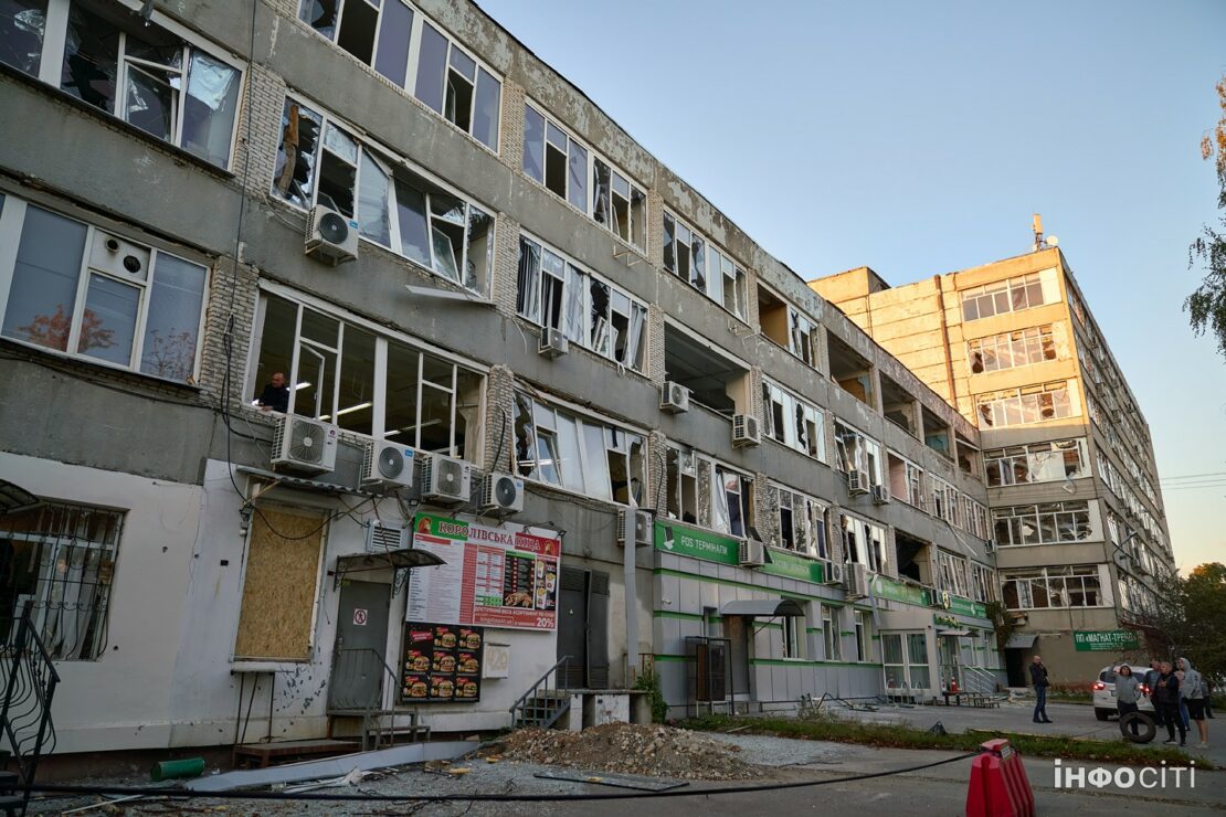 У Харкові усувають наслідки ворожих ударів (фото)