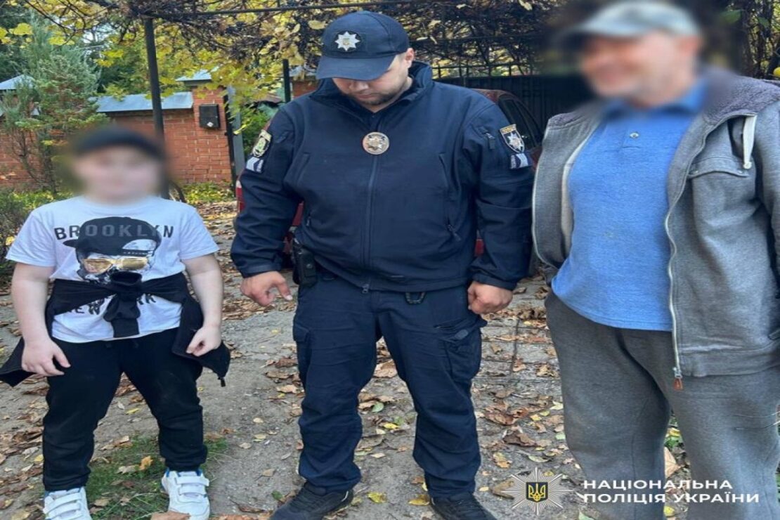 На Харківщині поліцейські повернули додому хлопчика, який загубився в лісі