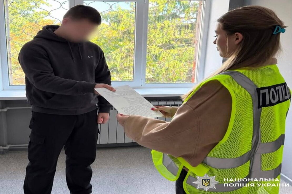 Поліцейські Харкова повідомили чоловіку про підозру у в хуліганстві
