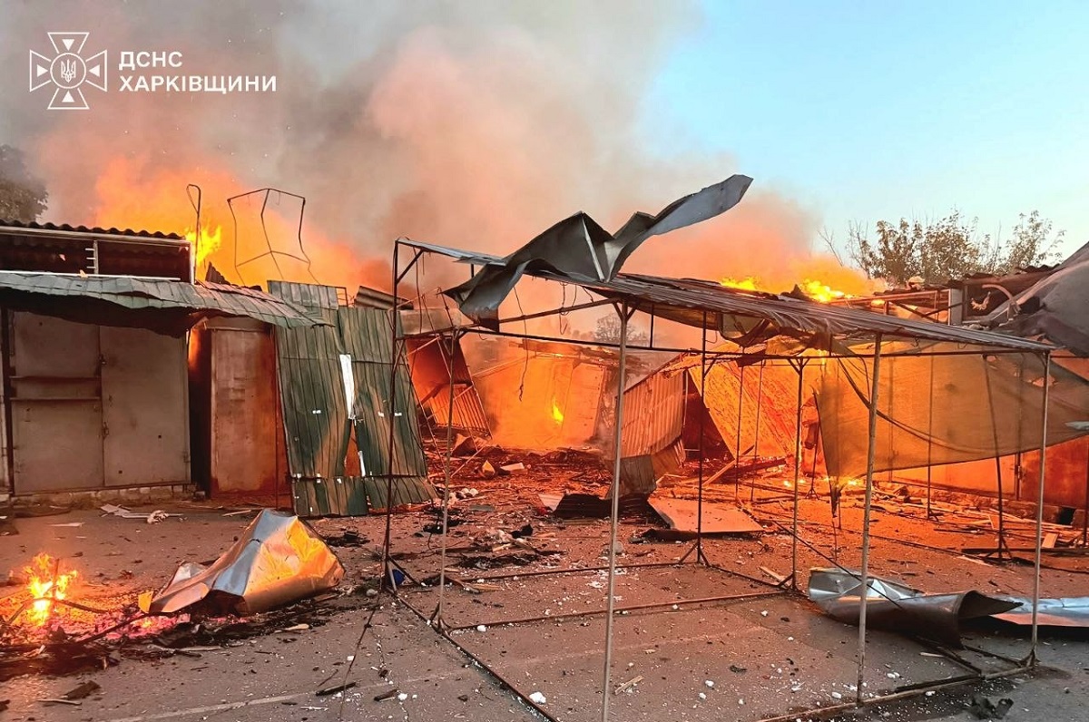В Ізюмі після обстрілу горіли ринок та будинки