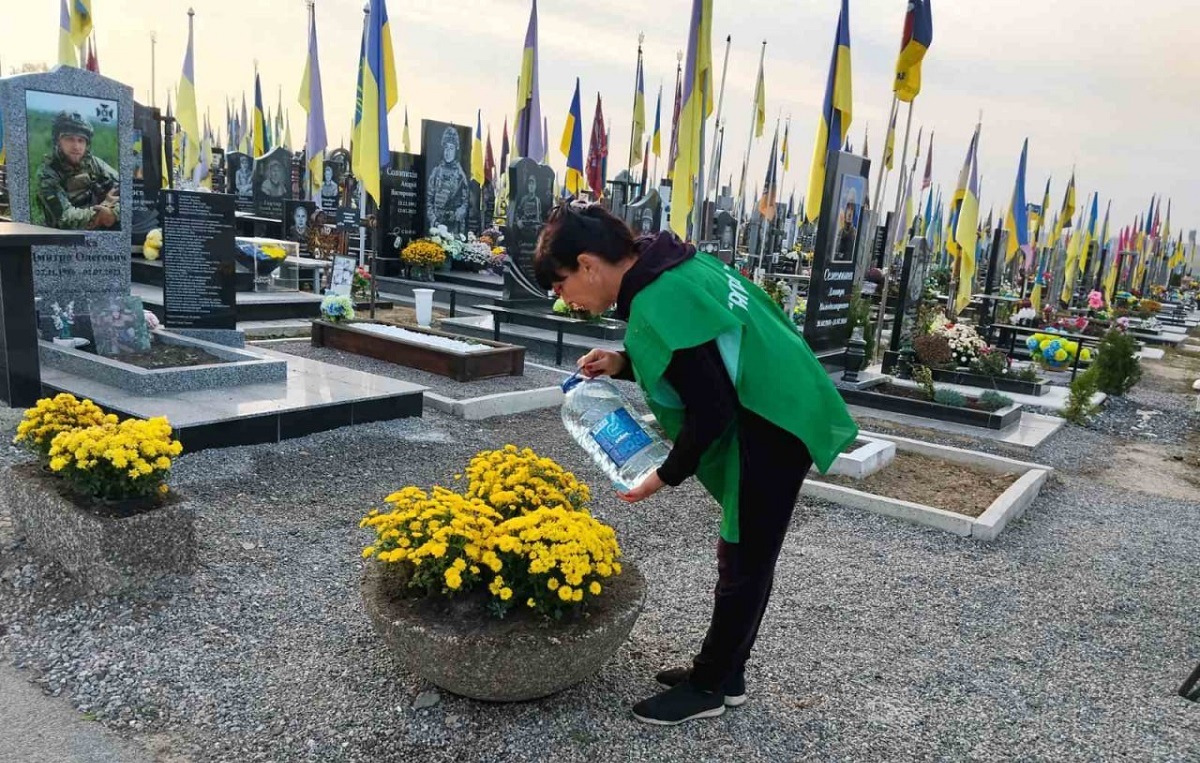 Харківські комунальники впорядковують місця поховання (фото)