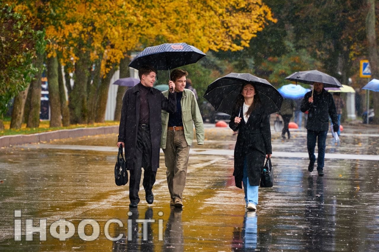 Харків під парасольками: осіння негода змінила ритм міста
