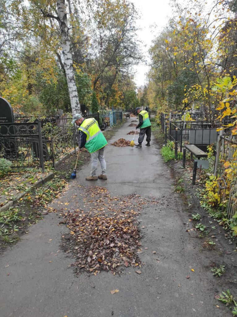 Харківські комунальники наводять лад на території кладовищ (фото)
